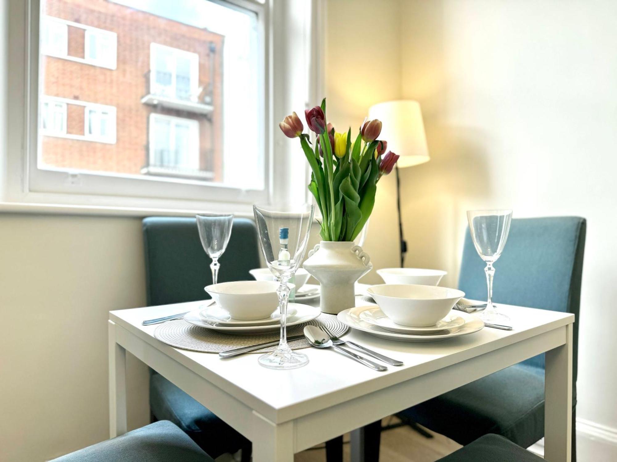 Chic Marylebone Village W Premium Mattress And 55 Inch Tv, By The Design Traveller *